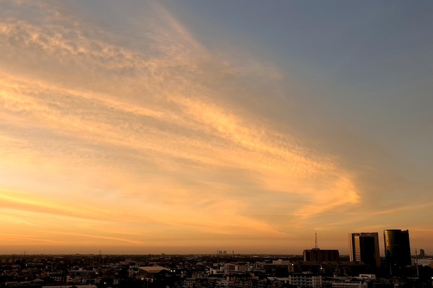 Zonsondergangwolken in de lucht boven de stad