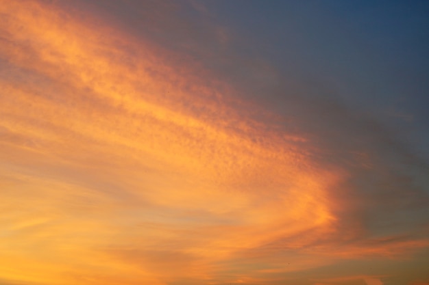 Zonsondergangwolken op de hemelachtergrond