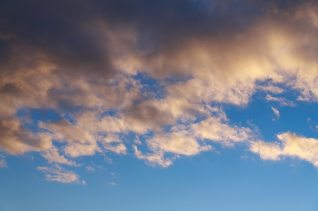 Zonsondergangzon met kleurrijke lucht en wolken