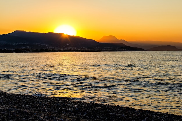 Zonsopgang aan de rotsachtige zeekust in Turkije