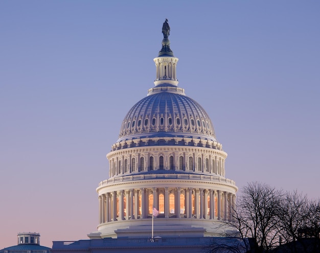 Zonsopgang achter de koepel van het Capitool in DC