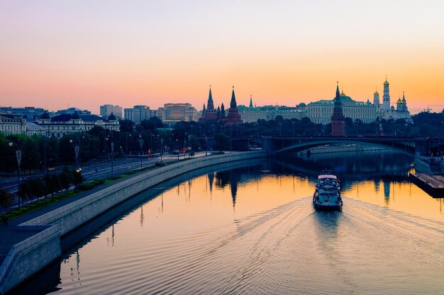 Foto zonsopgang bij bolshoy moskvoretsky-brug in het kremlin van de stad moskou in rusland in de ochtend.