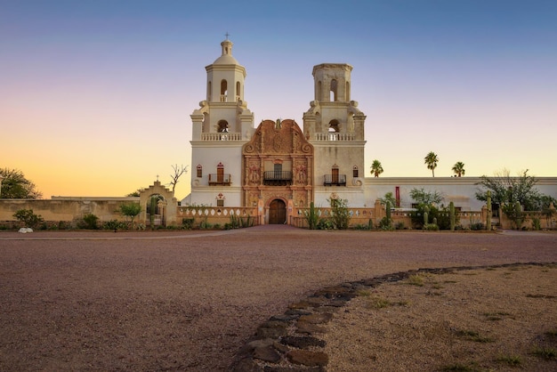 Zonsopgang bij de San Xavier Mission Church in Tucson