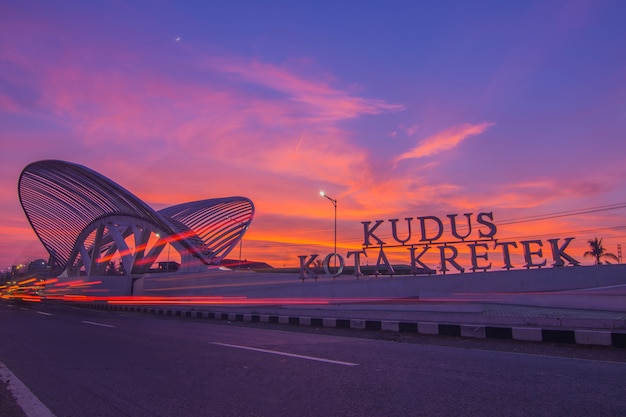 Zonsopgang bij Gerbang Kudus Kota Kretek