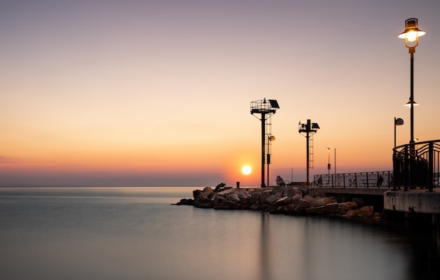 Zonsopgang bij het strandlandschap