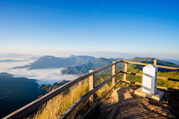 Zonsopgang bij Phu-chee dao piek van berg in Chiang-rai, Thailand