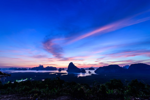 Zonsopgang bij Samed Nangshe in de provincie Phang Nga in Thailand