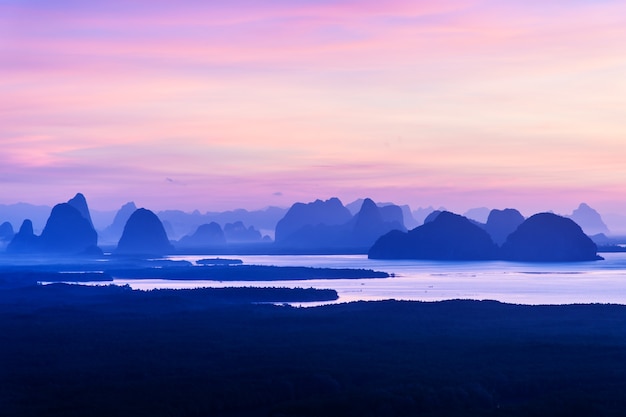 Zonsopgang bij Samed Nangshe in de provincie Phang Nga in Thailand