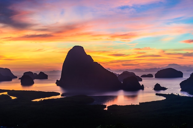 Zonsopgang bij Samed Nangshe in de provincie Phang Nga in Thailand