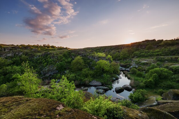 Zonsopgang boven de canyon, zomerlandschap