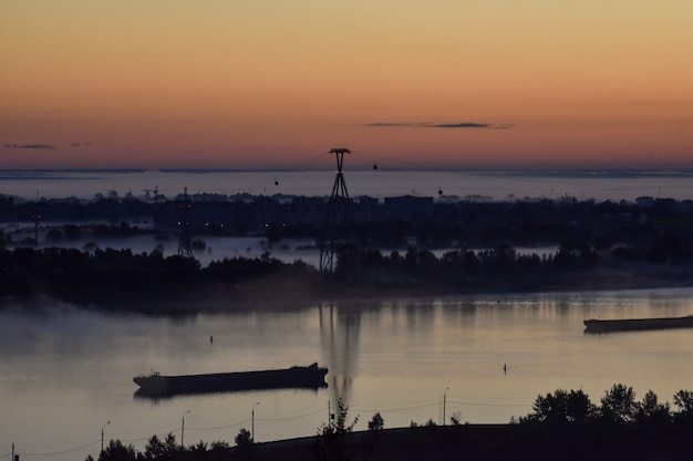 zonsopgang boven de kabelbaan over de rivier