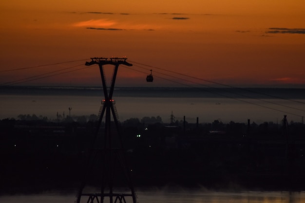 Zonsopgang boven de kabelbaan over de rivier