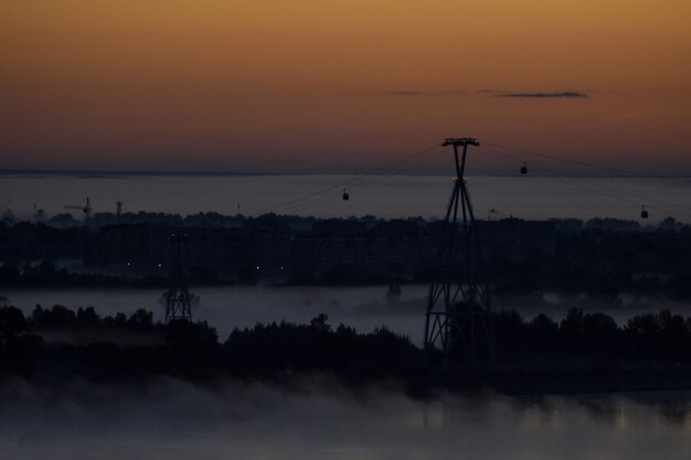 zonsopgang boven de kabelbaan over de rivier