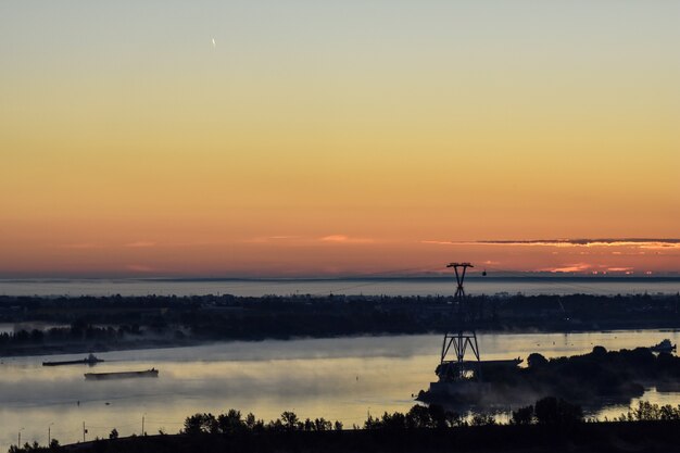 zonsopgang boven de kabelbaan over de rivier