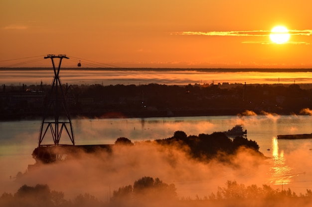 zonsopgang boven de kabelbaan over de rivier