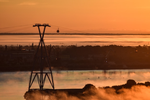 zonsopgang boven de kabelbaan over de rivier