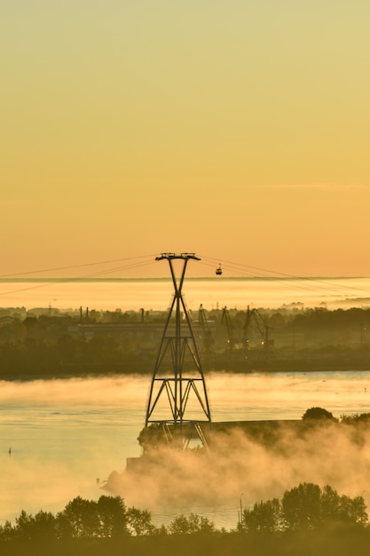 zonsopgang boven de kabelbaan over de rivier