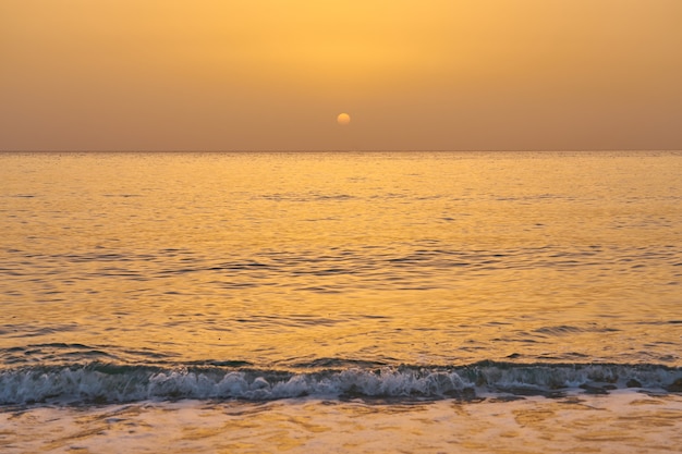 Zonsopgang boven de tropische zee op kreta.