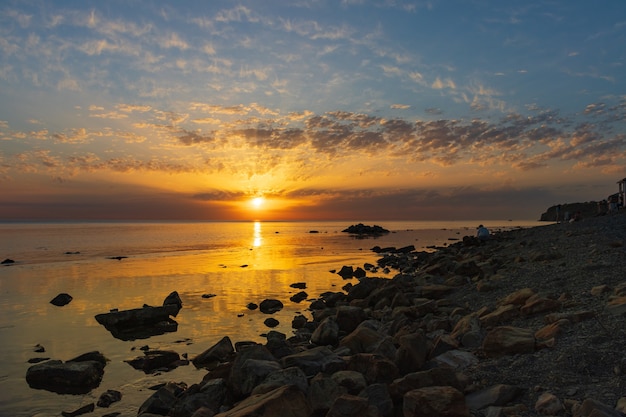 Zonsopgang boven de zee en prachtig wolkenlandschap