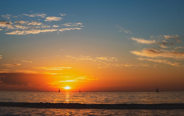 Zonsopgang boven de zee en prachtige cloudscape kleurrijke oceaan strand zonsondergang