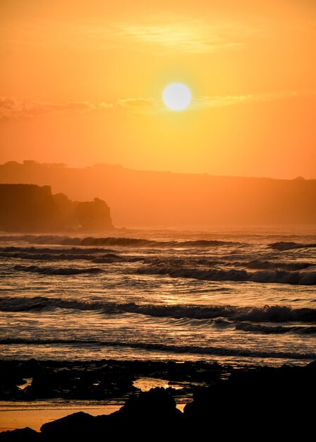 Foto zonsopgang boven de zee op het strand