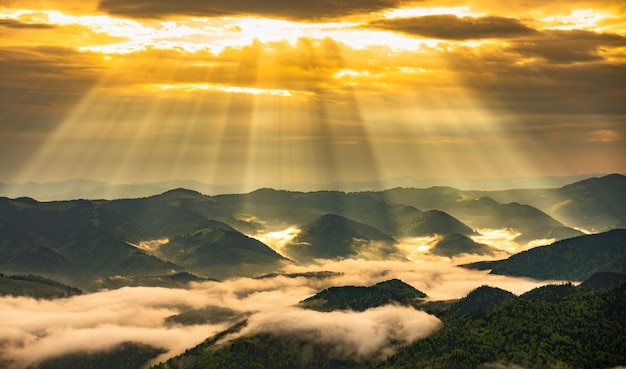 Zonsopgang boven het berglandschap, een prachtige zonnestralen met wolken