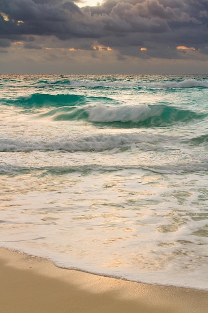 Zonsopgang boven het strand aan de Caribische Zee.