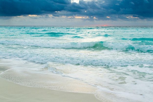 Zonsopgang boven het strand aan de Caribische Zee.