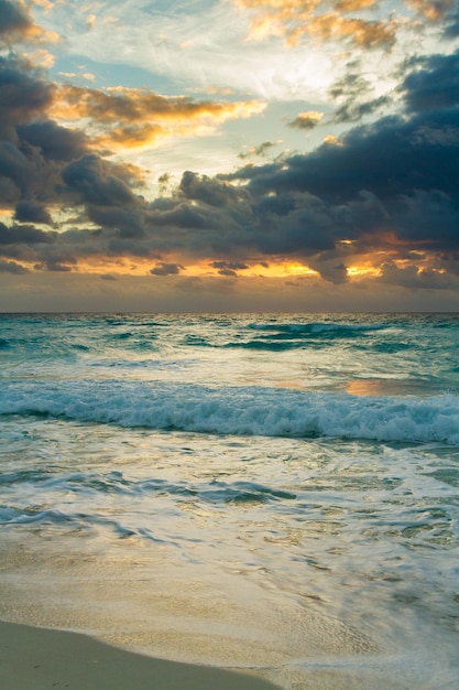 Zonsopgang boven het strand aan de Caribische Zee.