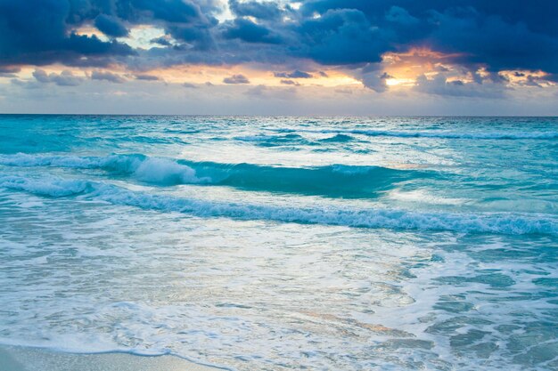 Zonsopgang boven het strand aan de Caribische Zee.