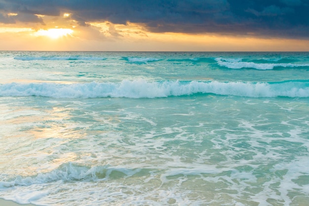 Zonsopgang boven het strand aan de Caribische Zee.