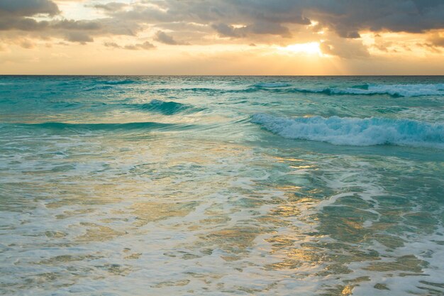 Zonsopgang boven het strand aan de Caribische Zee.