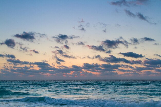 Zonsopgang boven het strand aan de Caribische Zee.