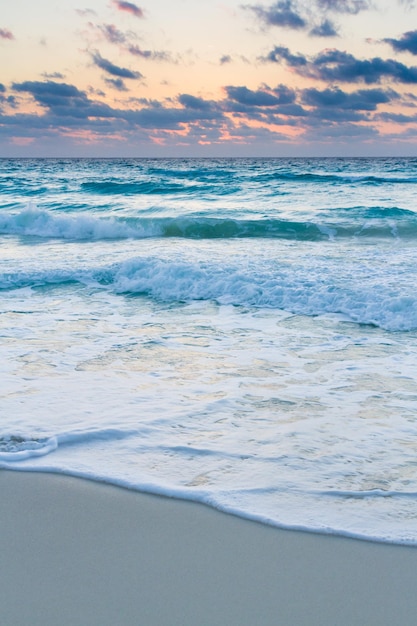 Zonsopgang boven het strand aan de Caribische Zee.