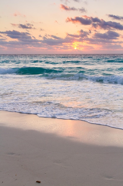 Zonsopgang boven het strand aan de Caribische Zee.