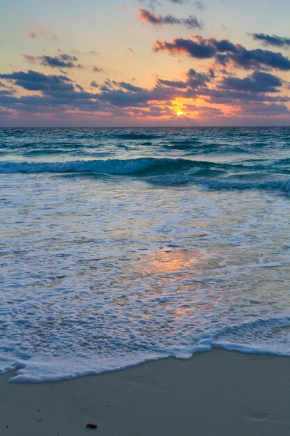 Zonsopgang boven het strand aan de Caribische Zee.