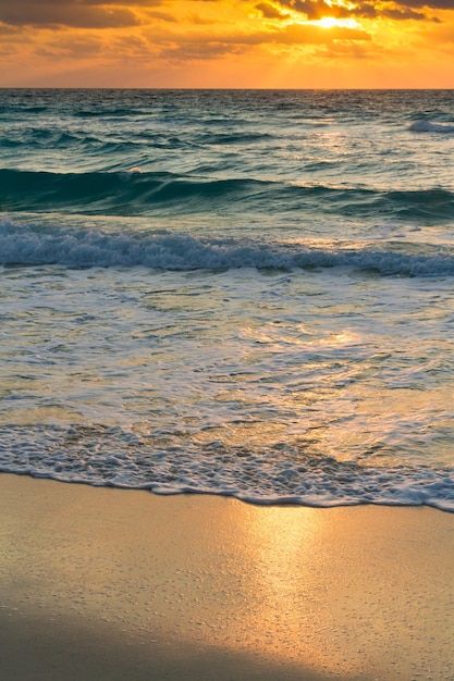 Zonsopgang boven het strand aan de Caribische Zee.