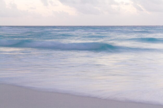 Zonsopgang boven het strand aan de Caribische Zee.