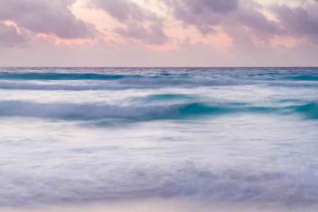 Zonsopgang boven het strand aan de Caribische Zee.