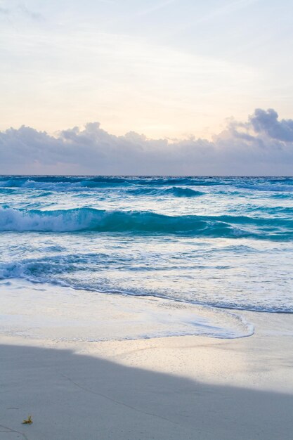 Zonsopgang boven het strand aan de Caribische Zee.