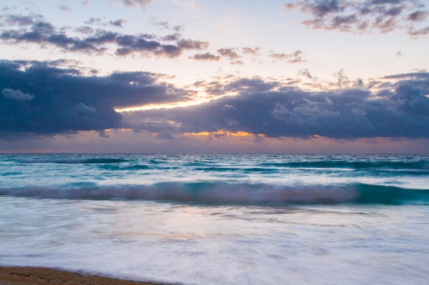 Zonsopgang boven het strand aan de Caribische Zee.