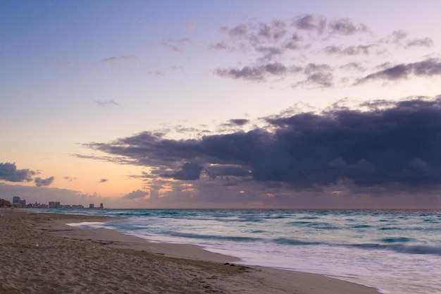 Zonsopgang boven het strand aan de Caribische Zee.