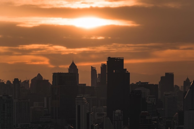 Zonsopgang boven hoogbouw kantoorgebouw in het zakendistrict in bangkok, thailand