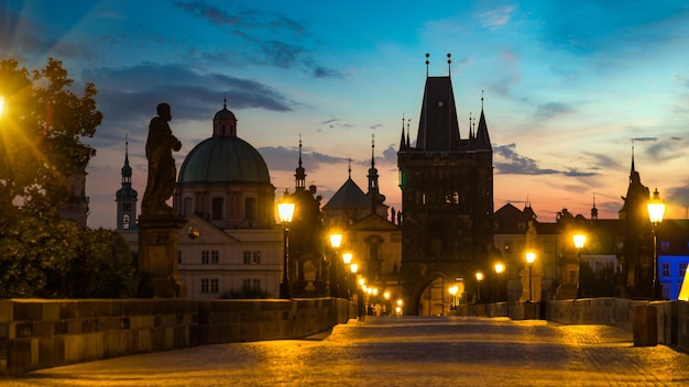 Zonsopgang boven verlichte Karelsbrug in Praag