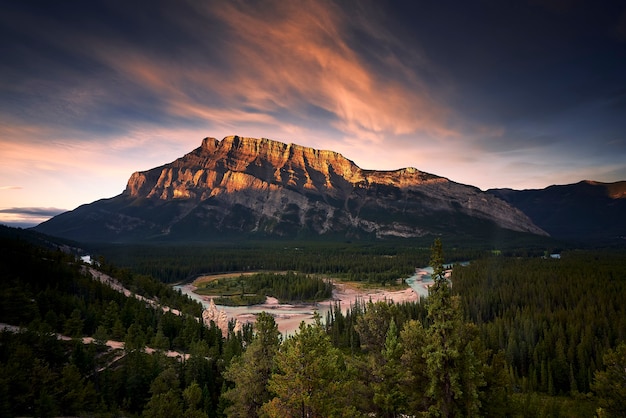 Zonsopgang De Bow-rivier en Mount Rundle bij de Hoodoos