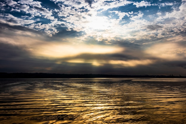 Zonsopgang die van zware wolken afbranden