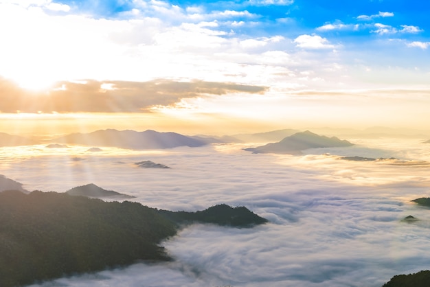 Zonsopgang en overzees van mist, mening van phucheefa bospark