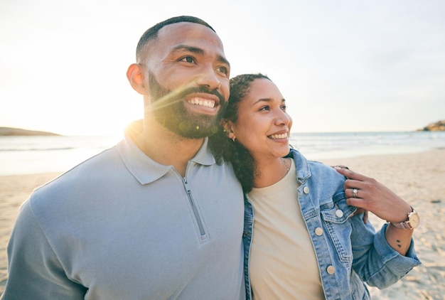 Zonsopgang gelukkig en paar knuffelen aan het strand voor het hechten van quality time en liefde op vakantie in de natuur Ochtendrelatie en gezicht van gelukkige man en vrouw omhelzen elkaar op vakantie, huwelijksreis en reizen over zee