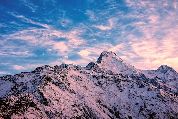 Zonsopgang in de bergen van de Himalaya, Nepal