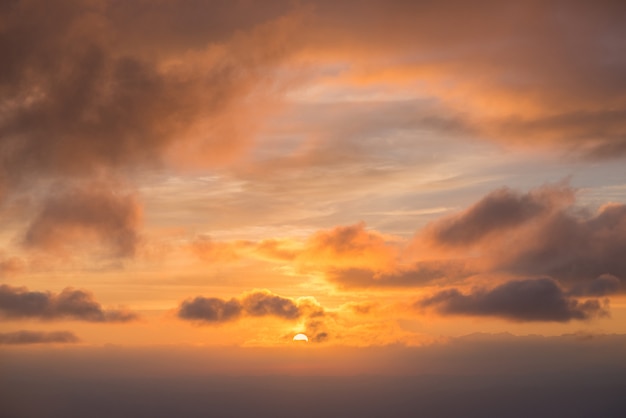 Zonsopgang in de ochtend, vol met wolken en mist.